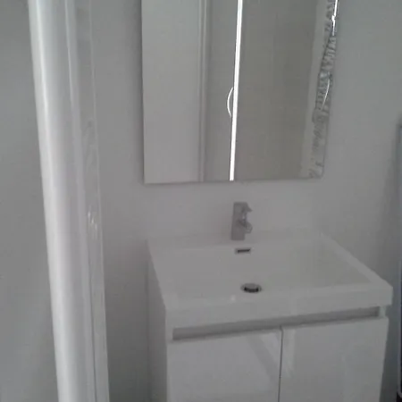 Agreable A Proximite Du Centre Ταρμπ